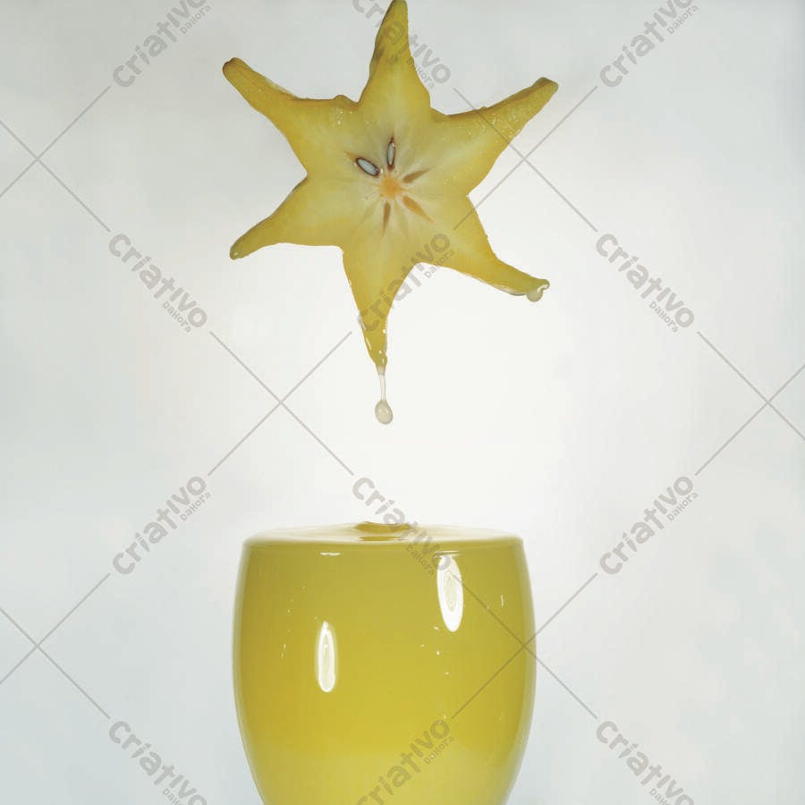 Carambola caindo em suco amarelo