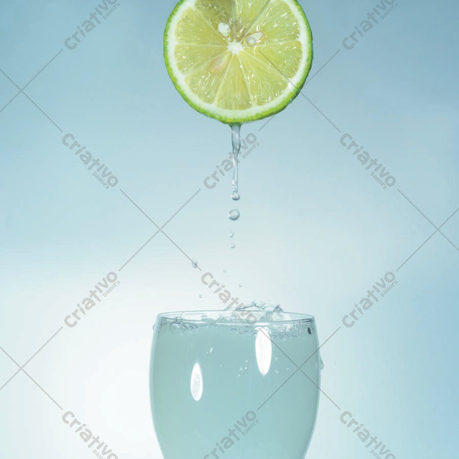 Limão espremendo em copo água refrescante