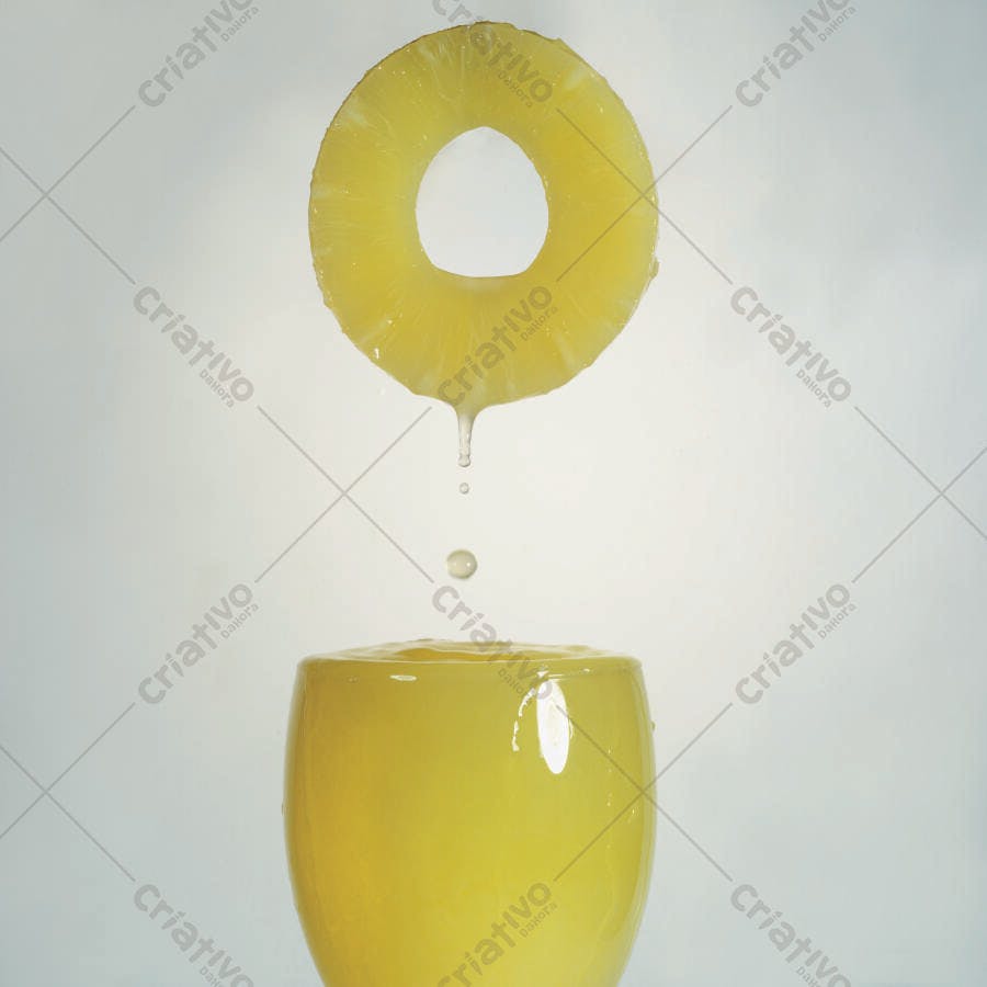 Rodela de Abacaxi pingando em suco