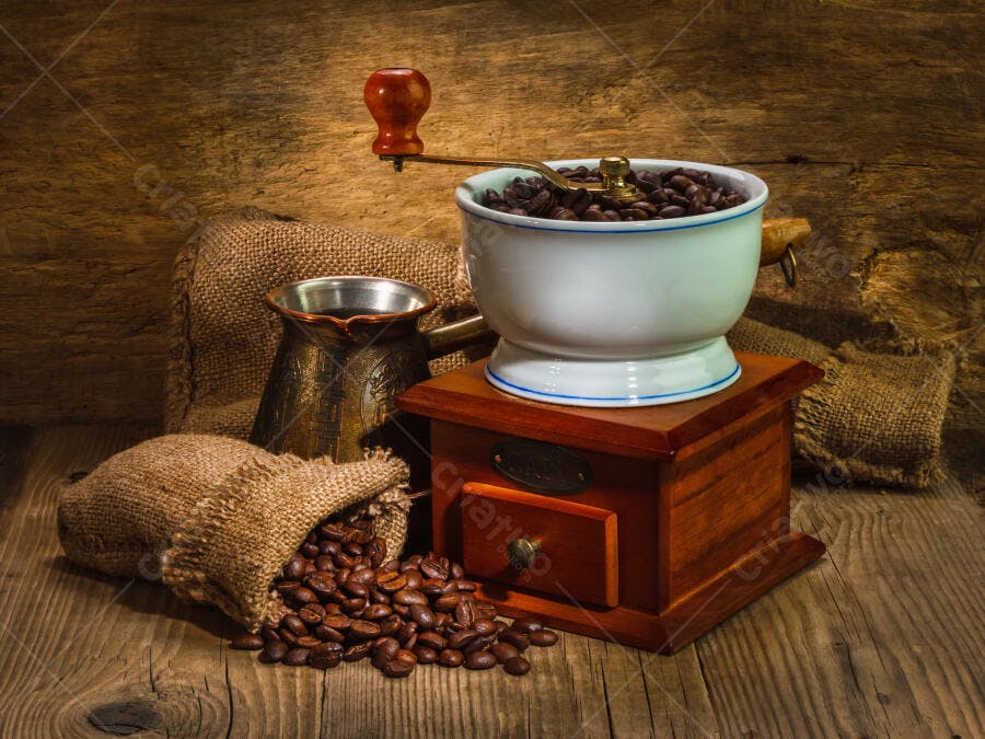 Moedor de café antigo com grãos e cezve