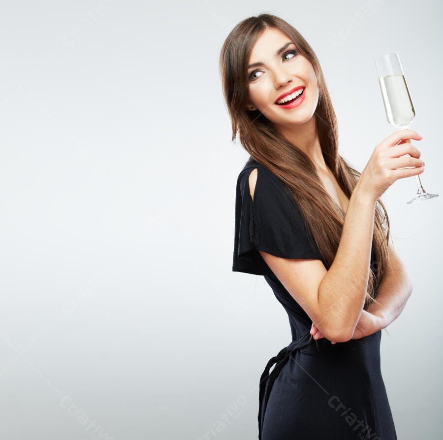 Mulher elegante com champanhe em festa