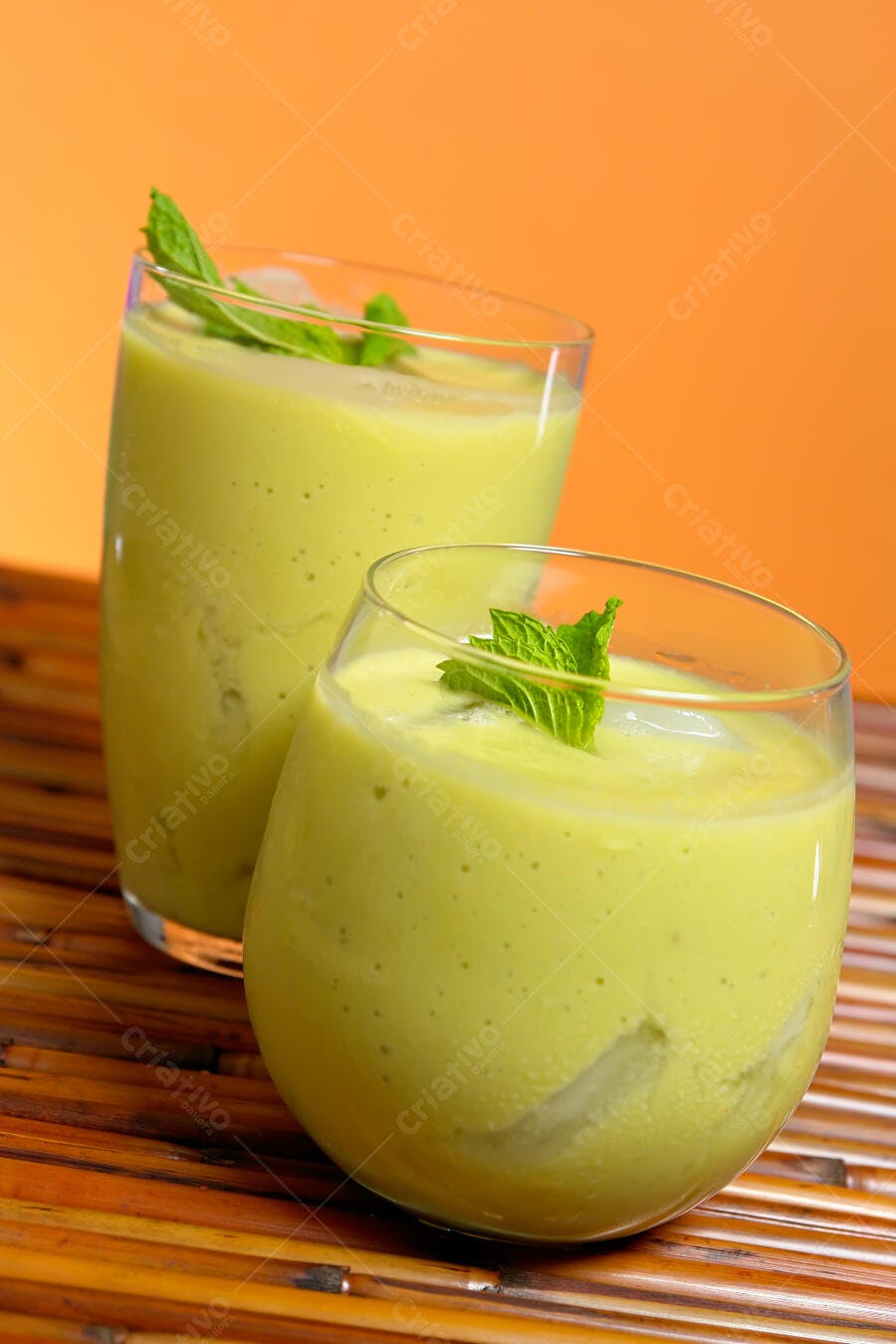 Suco verde refrescante em copos