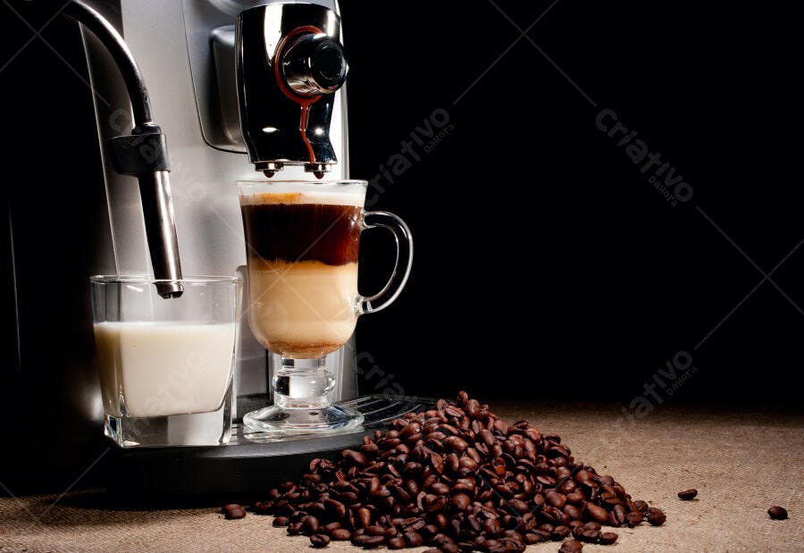 Café Latte sendo preparado em cafeteira