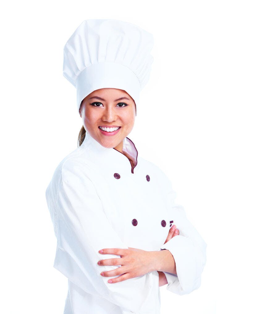 Chef asiática sorridente com uniforme branco