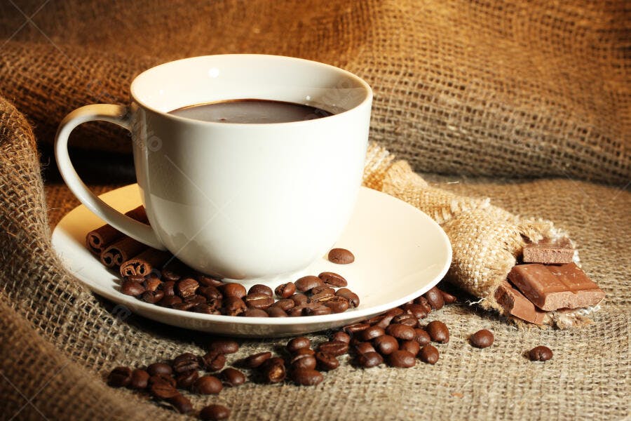 Xícara de café com grãos e chocolate