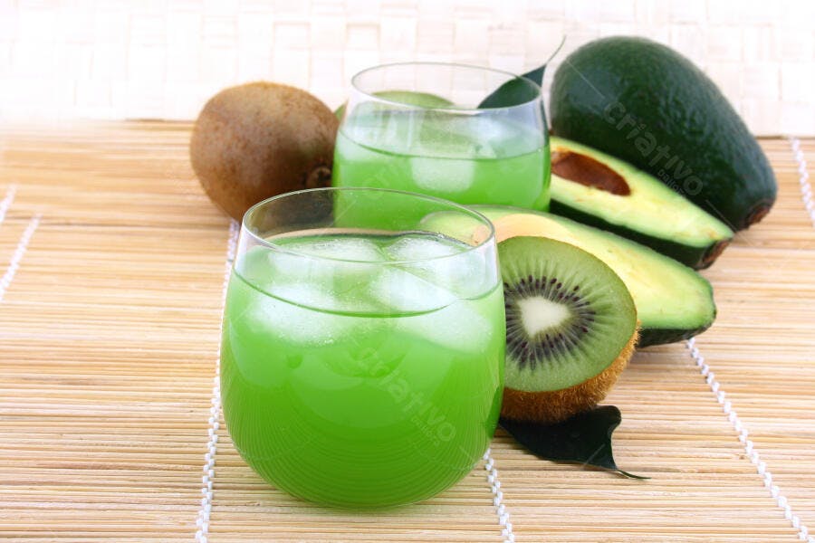 Suco Verde com Kiwi e Abacate Refrescante