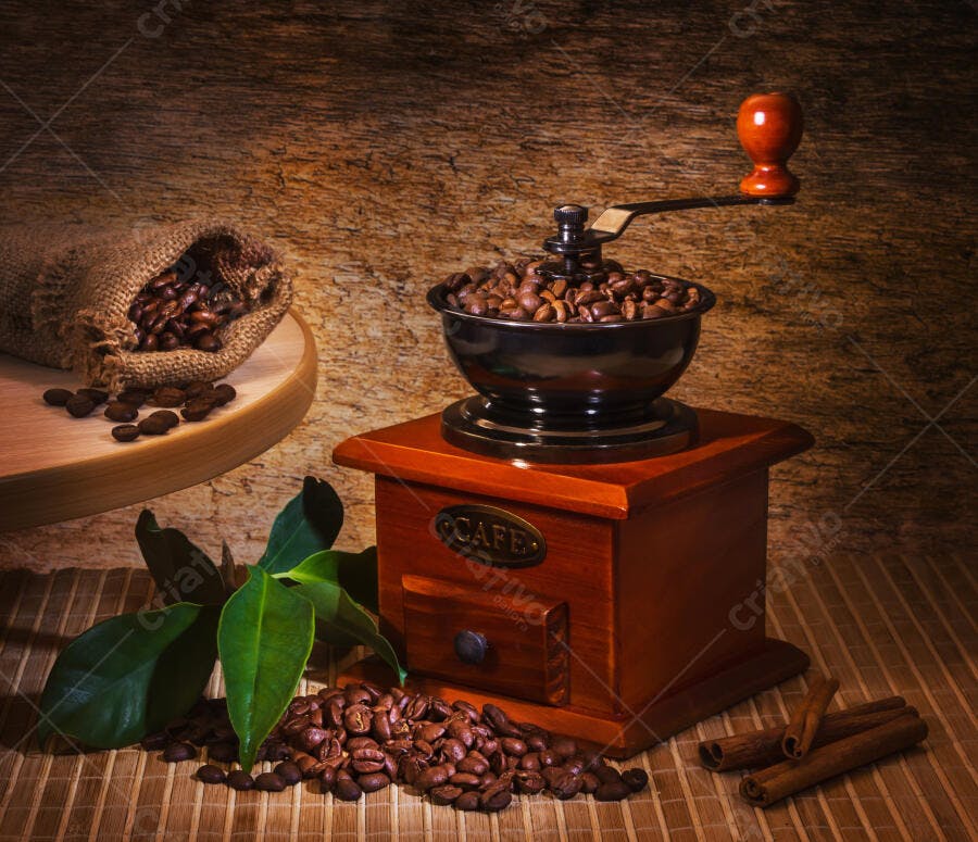 Moedor de café antigo com grãos e canela