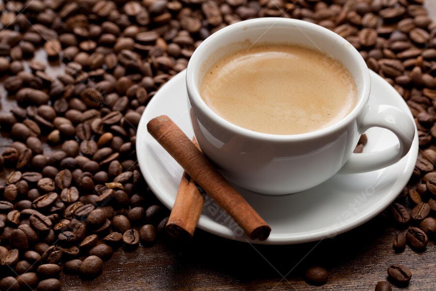 Café expresso com canela e grãos de café