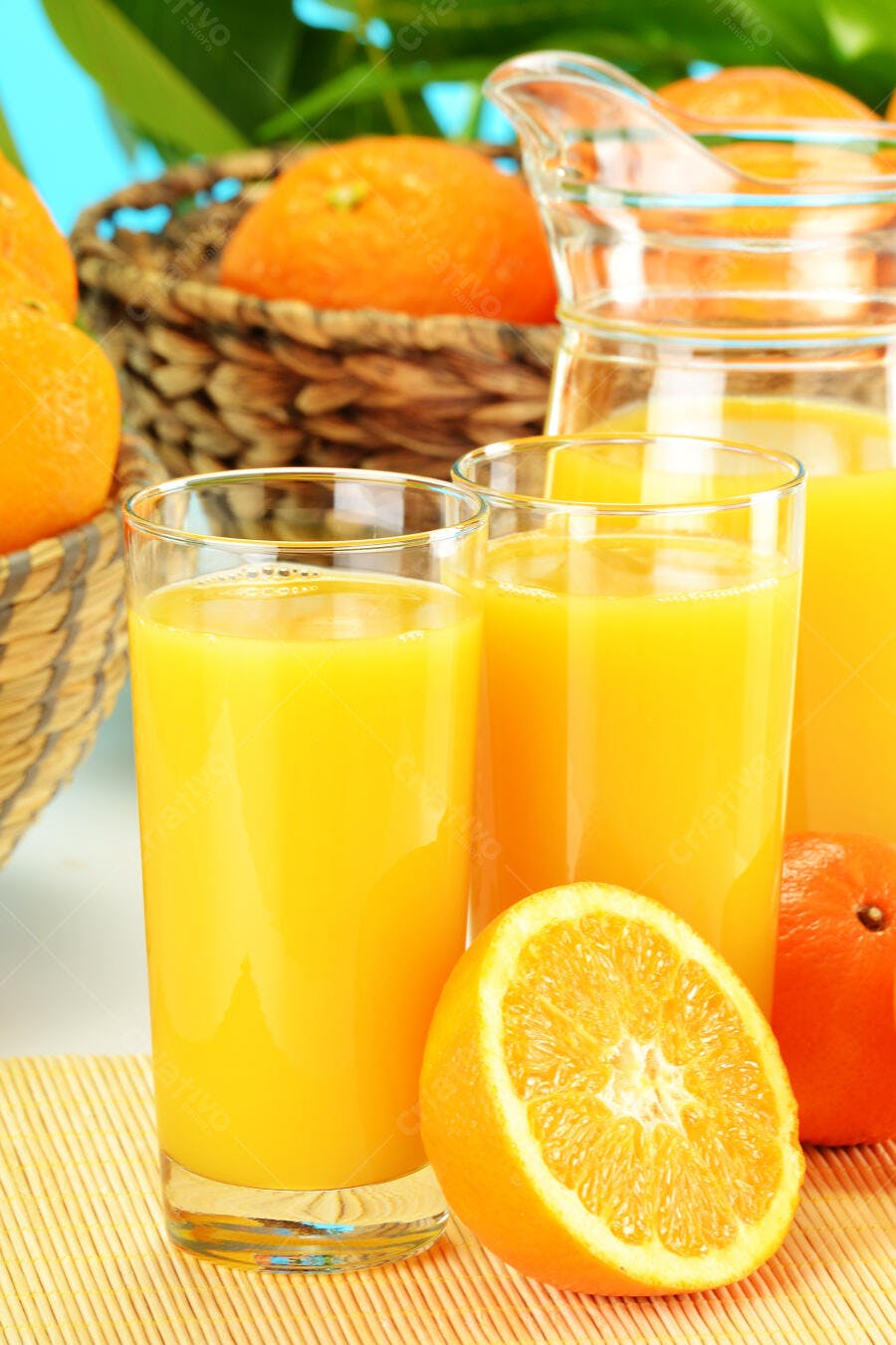 Suco de laranja fresco e laranjas