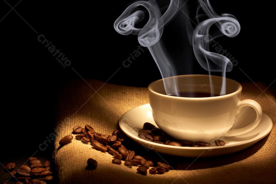 Xícara de café fumegante com grãos