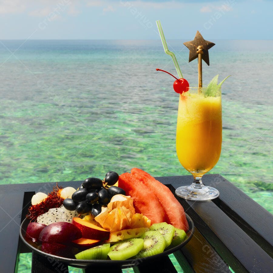 Fruta tropical e suco na praia
