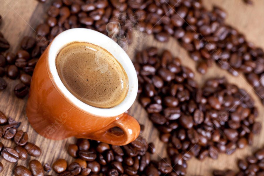 Espresso quente grãos café madeira