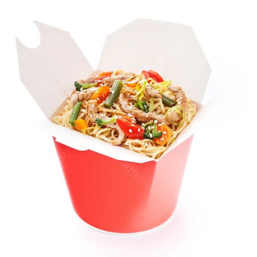 Macarrão com carne e legumes em caixa vermelha