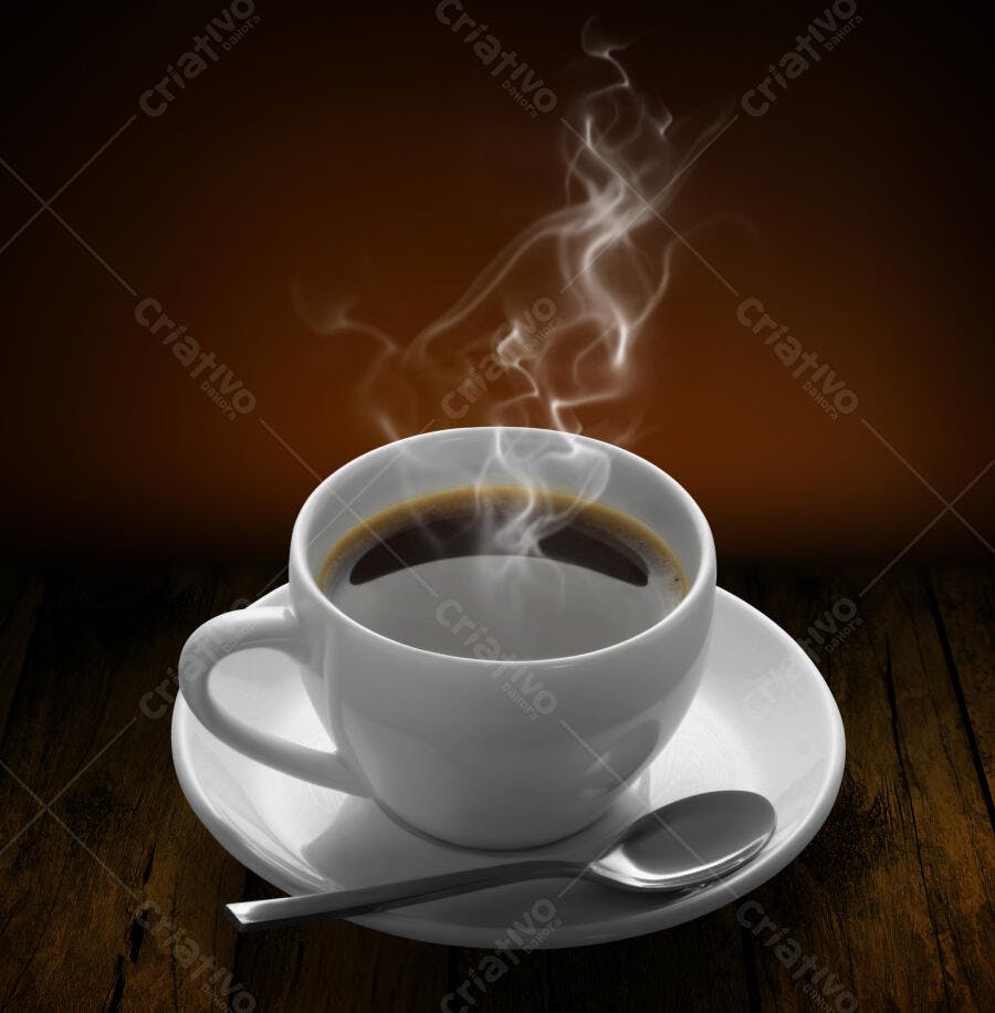 Café quente em xícara branca sobre madeira escura