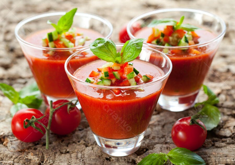 Gazpacho em copinhos sobre madeira
