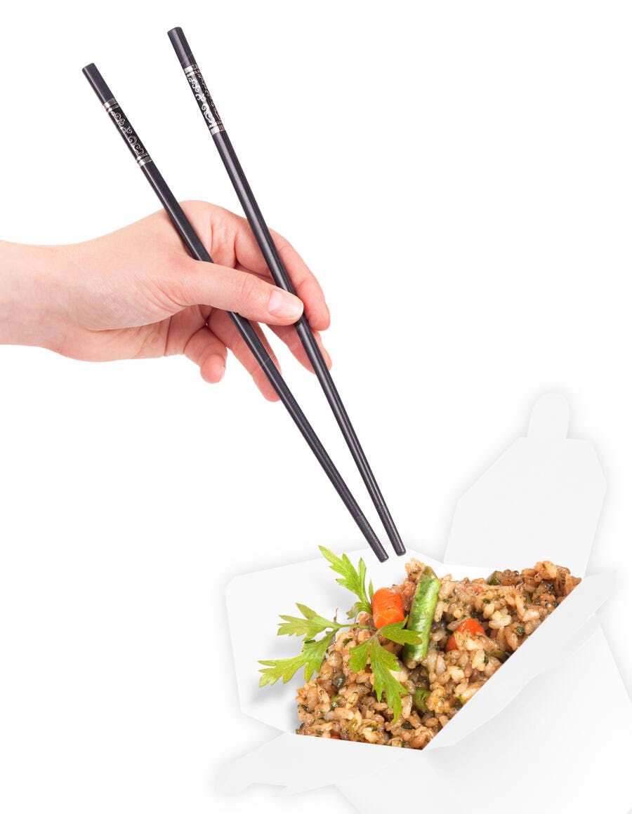 Arroz frito com legumes em embalagem para viagem