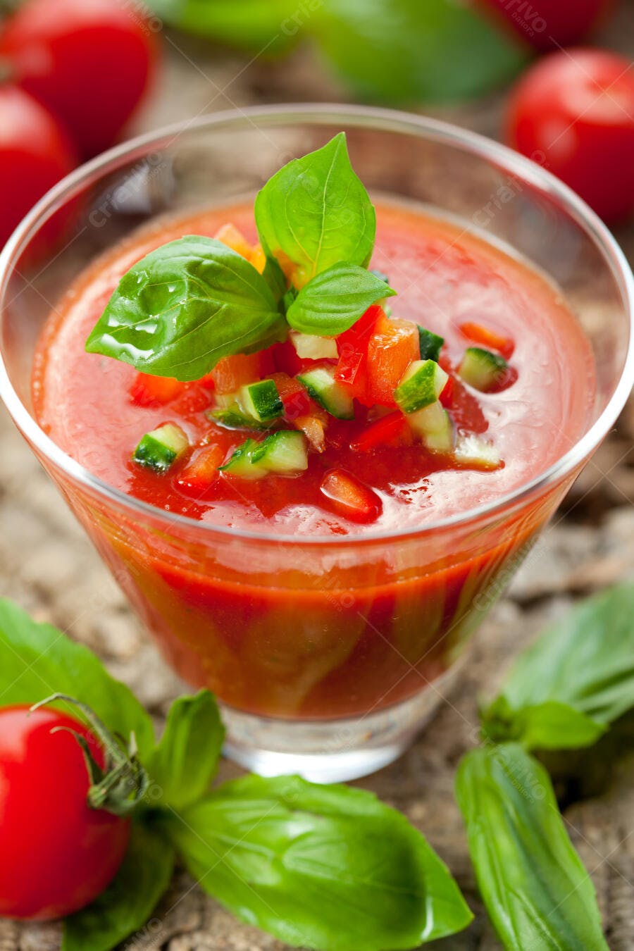 Gaspacho espanhol em taça de vidro