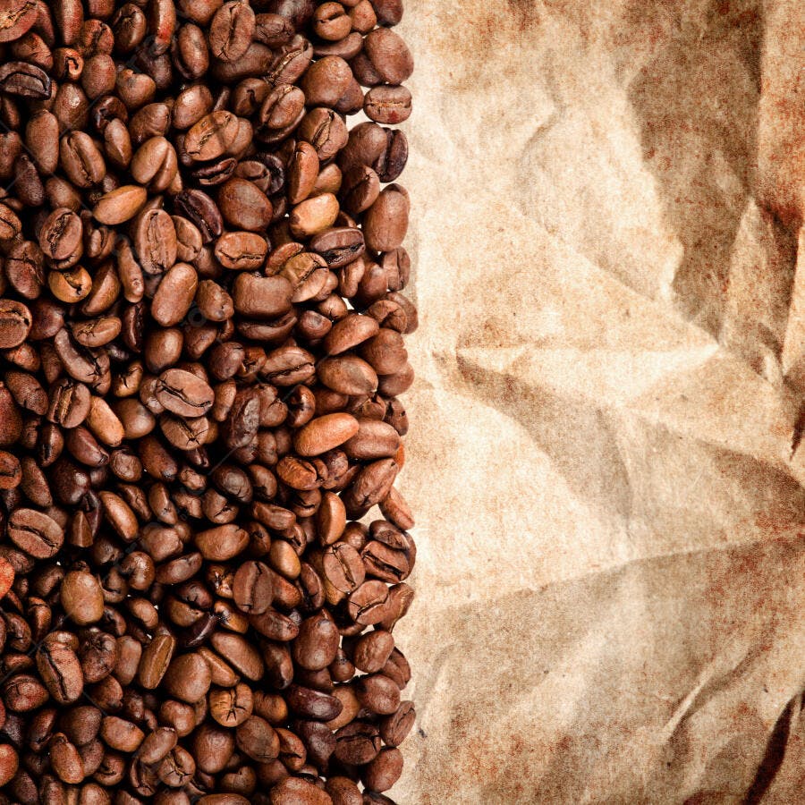 Grãos de café sobre papel pardo amassado