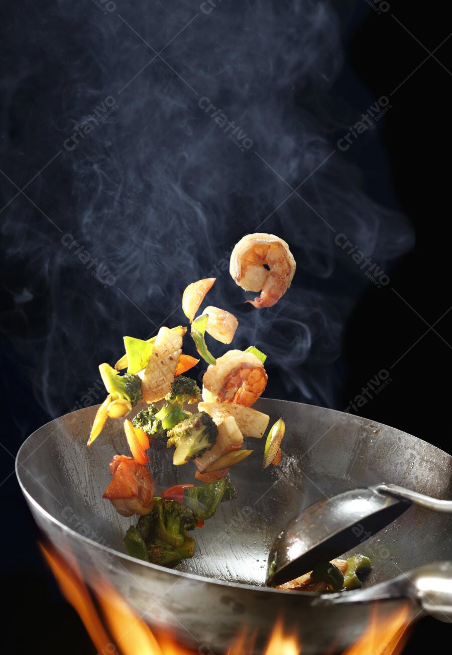 Camarões e legumes salteados em wok