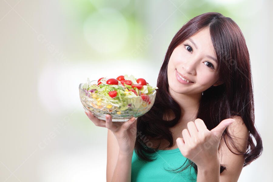 Salada fresca com mulher asiática sorrindo