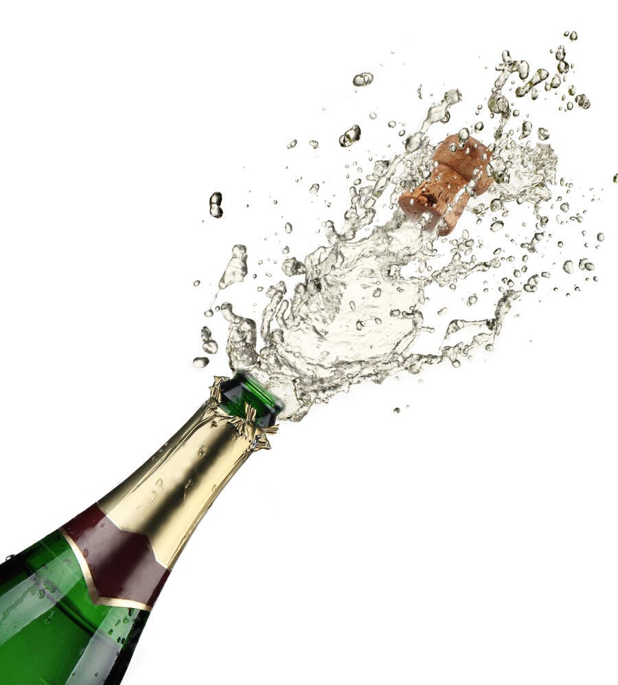Champagne explodindo em fundo branco