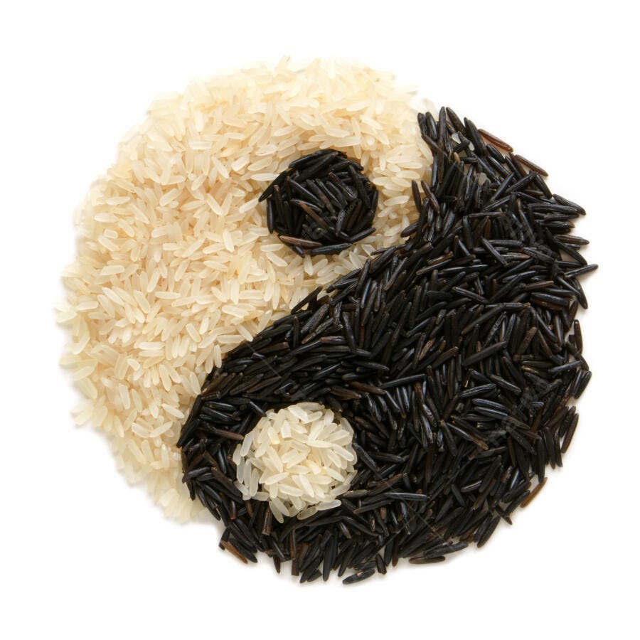 Símbolo Yin Yang em arroz branco e preto