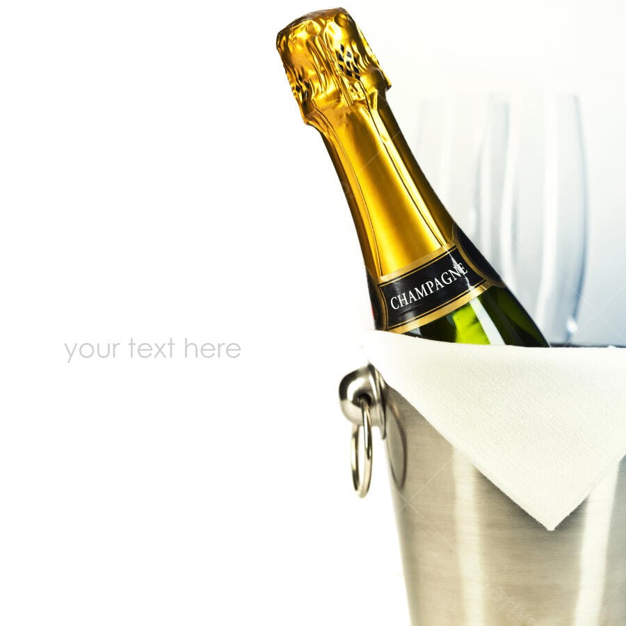 Champagne em balde de gelo com taças