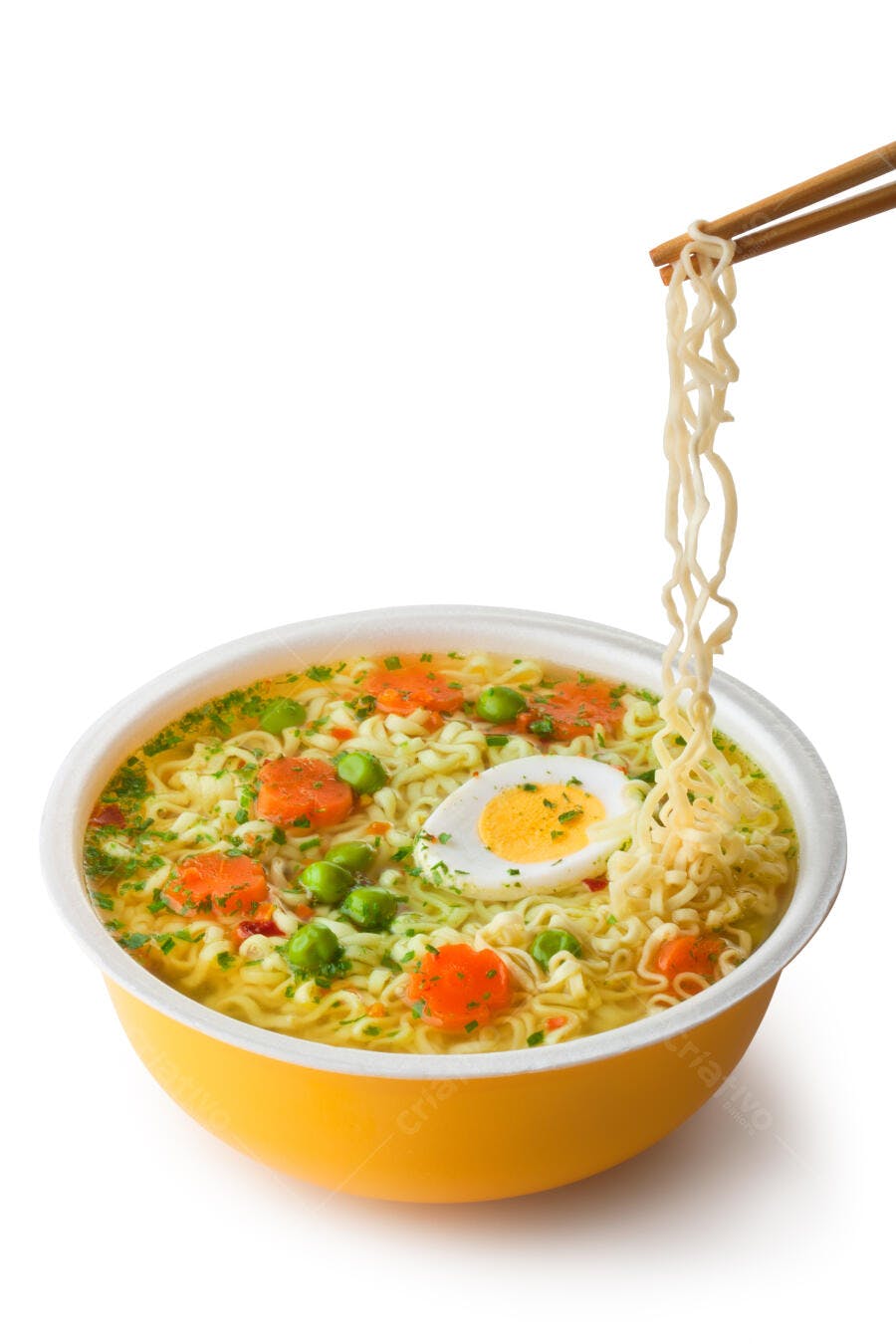 Macarrão instantâneo com ovo e legumes