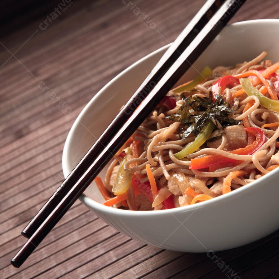 Sopa de macarrão soba com frango e legumes