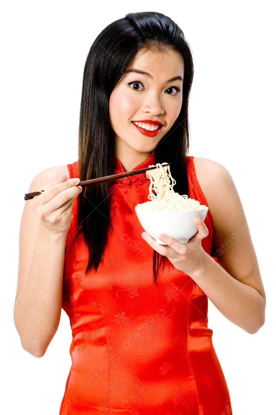 Mulher asiática comendo macarrão com pauzinhos