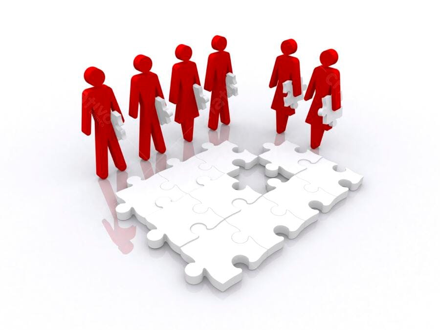 Equipe resolvendo quebra-cabeça complexo