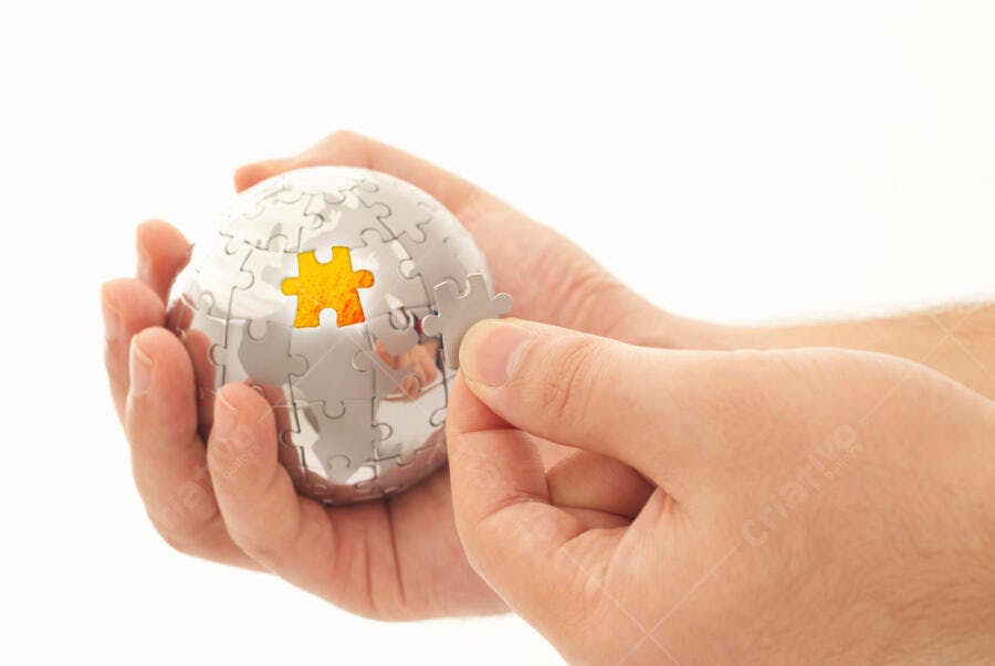 Globo Puzzle em Mãos Conectando Peças