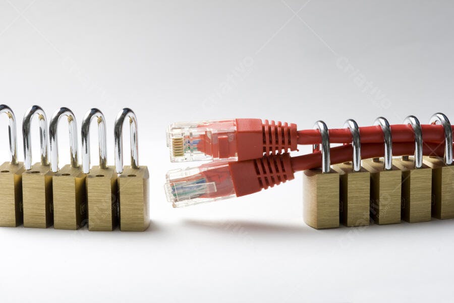 Cadeados e cabos de rede conectados