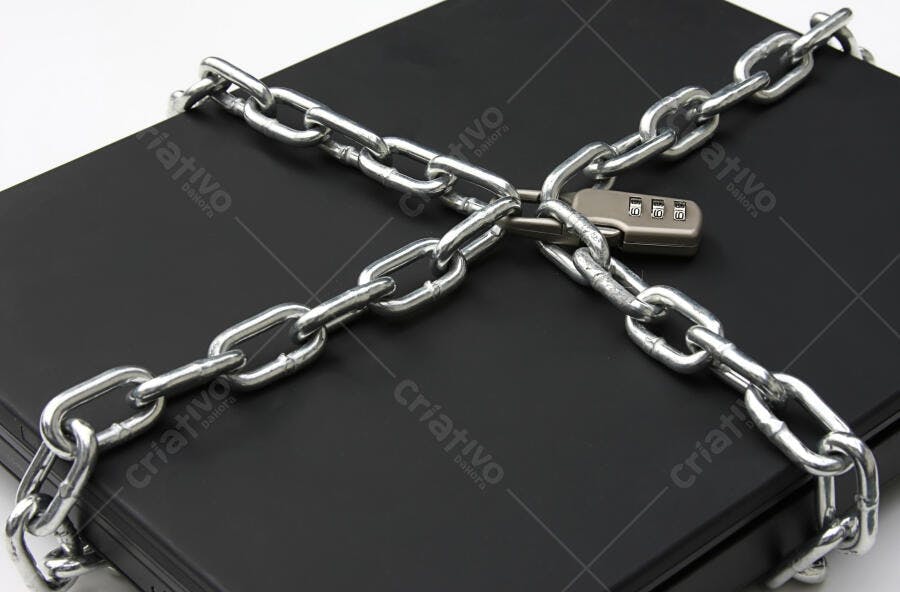 Notebook protegido com correntes e cadeado
