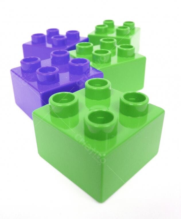 Blocos de montar roxos e verdes