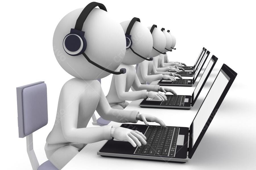 Equipe de suporte técnico trabalhando em computadores