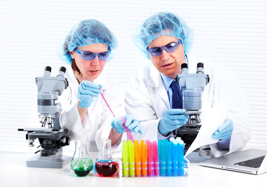 Cientistas em laboratório analisando amostras