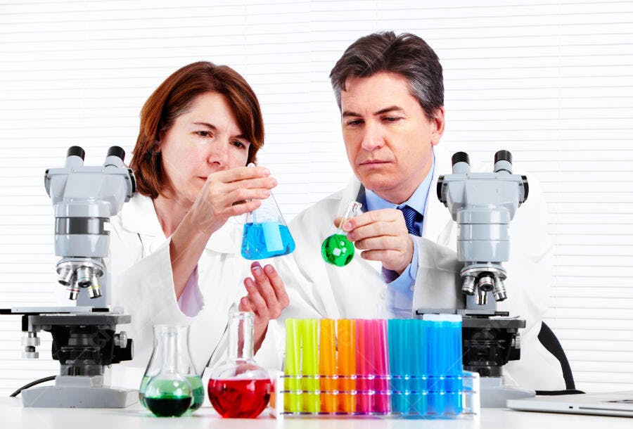Cientistas analisando amostras em laboratório