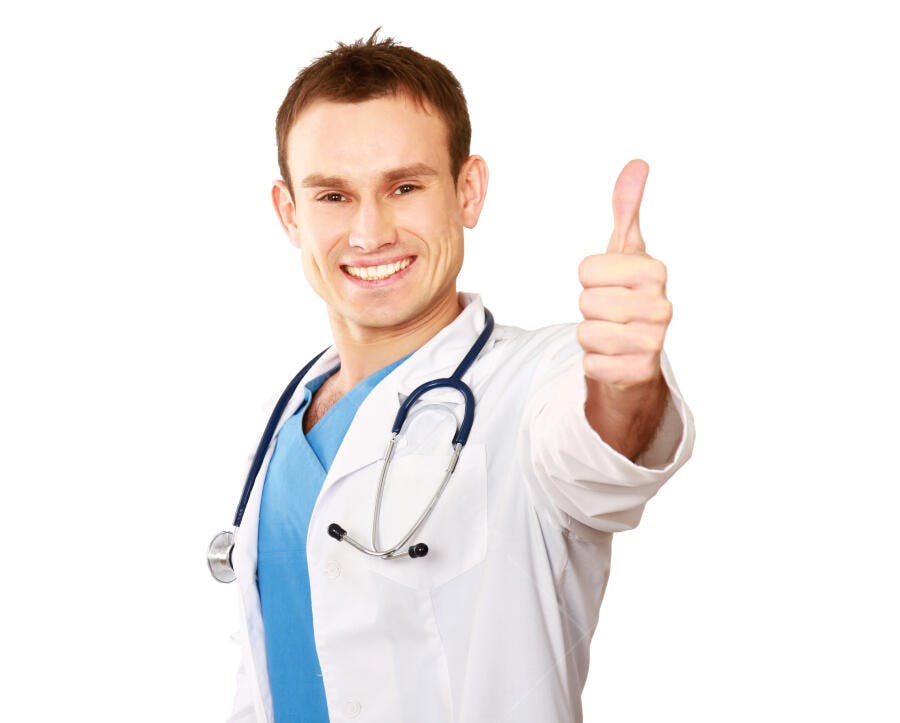 Médico sorrindo com polegar para cima