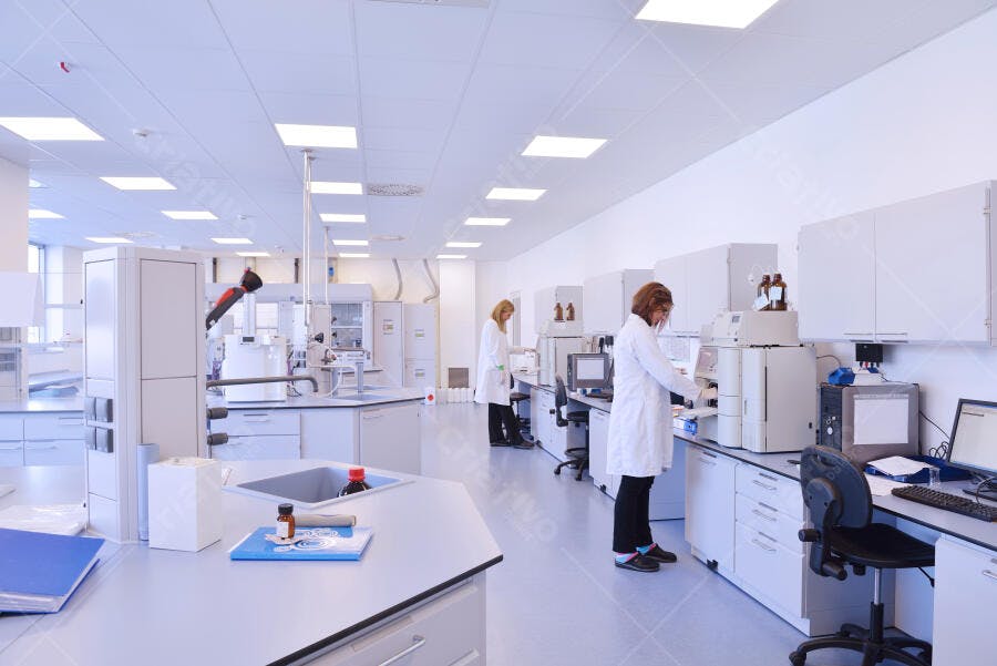 Laboratório moderno com cientistas trabalhando