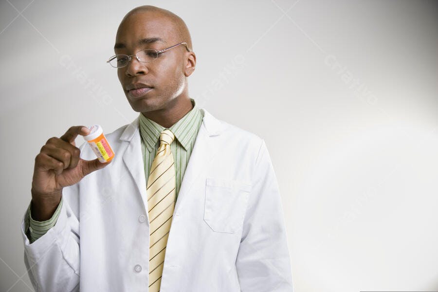 Farmacêutico afro-americano examinando receita