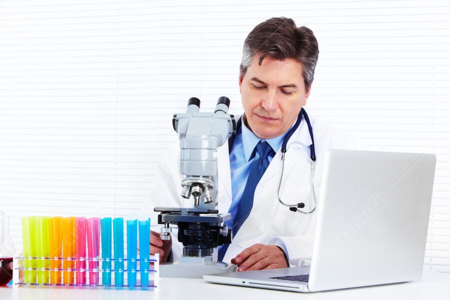 Médico analisando amostras em laboratório