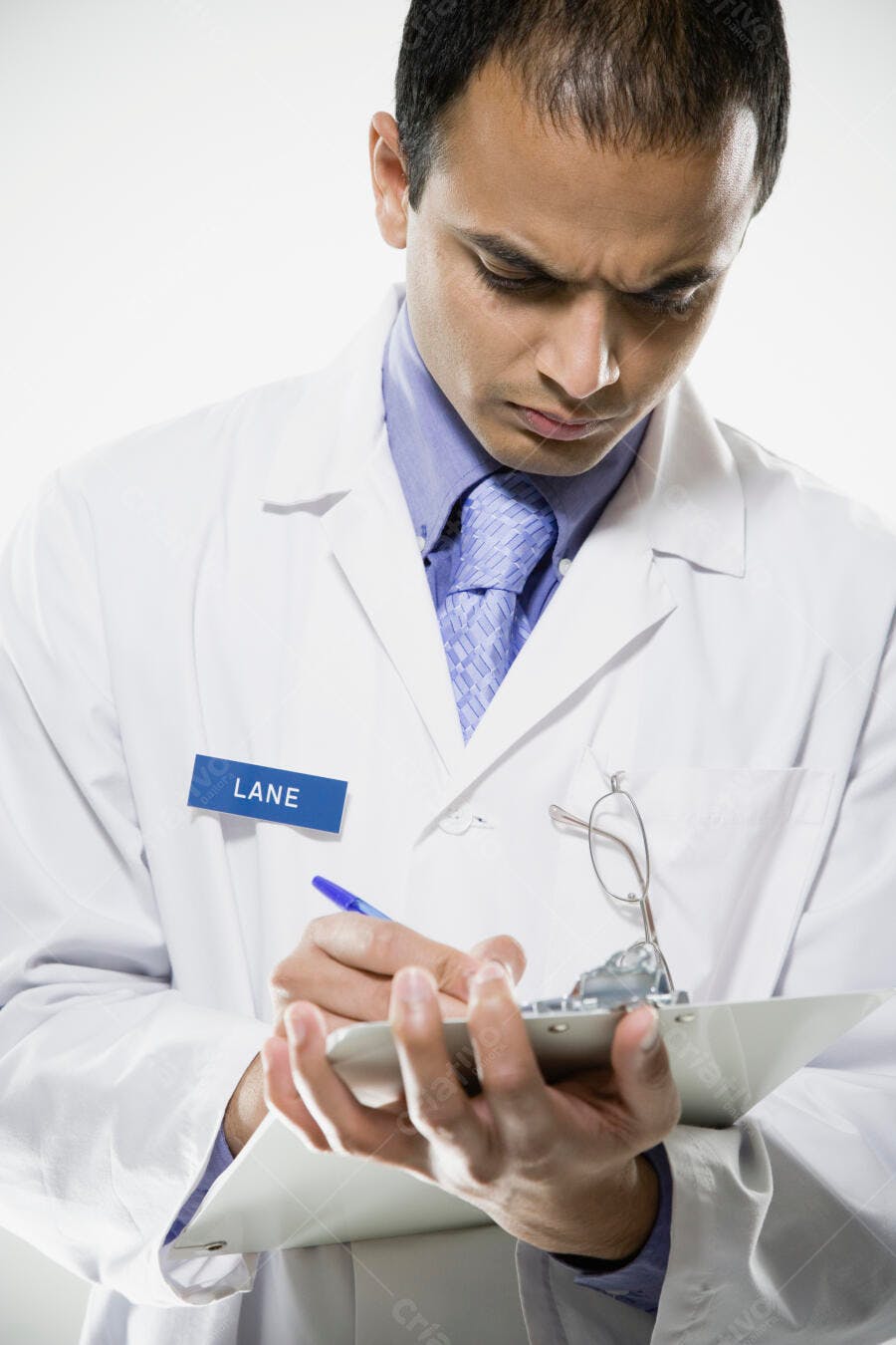 Médico anotando em prancheta