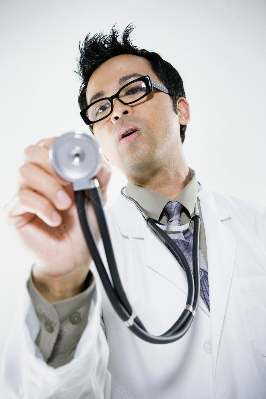 Médico examinando estetoscópio