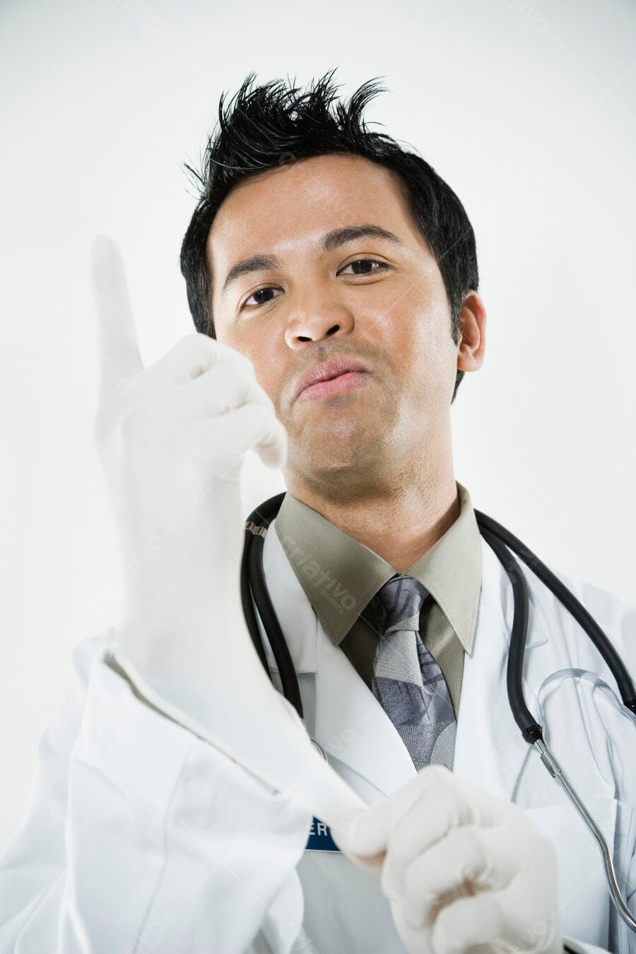 Médico colocando luvas médicas