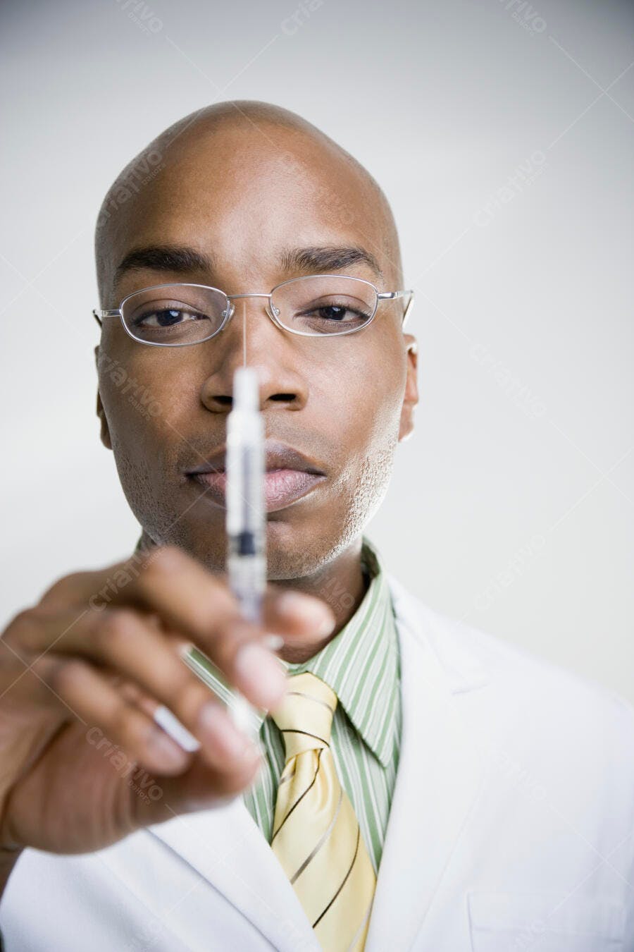 Médico Afro-americano com seringa