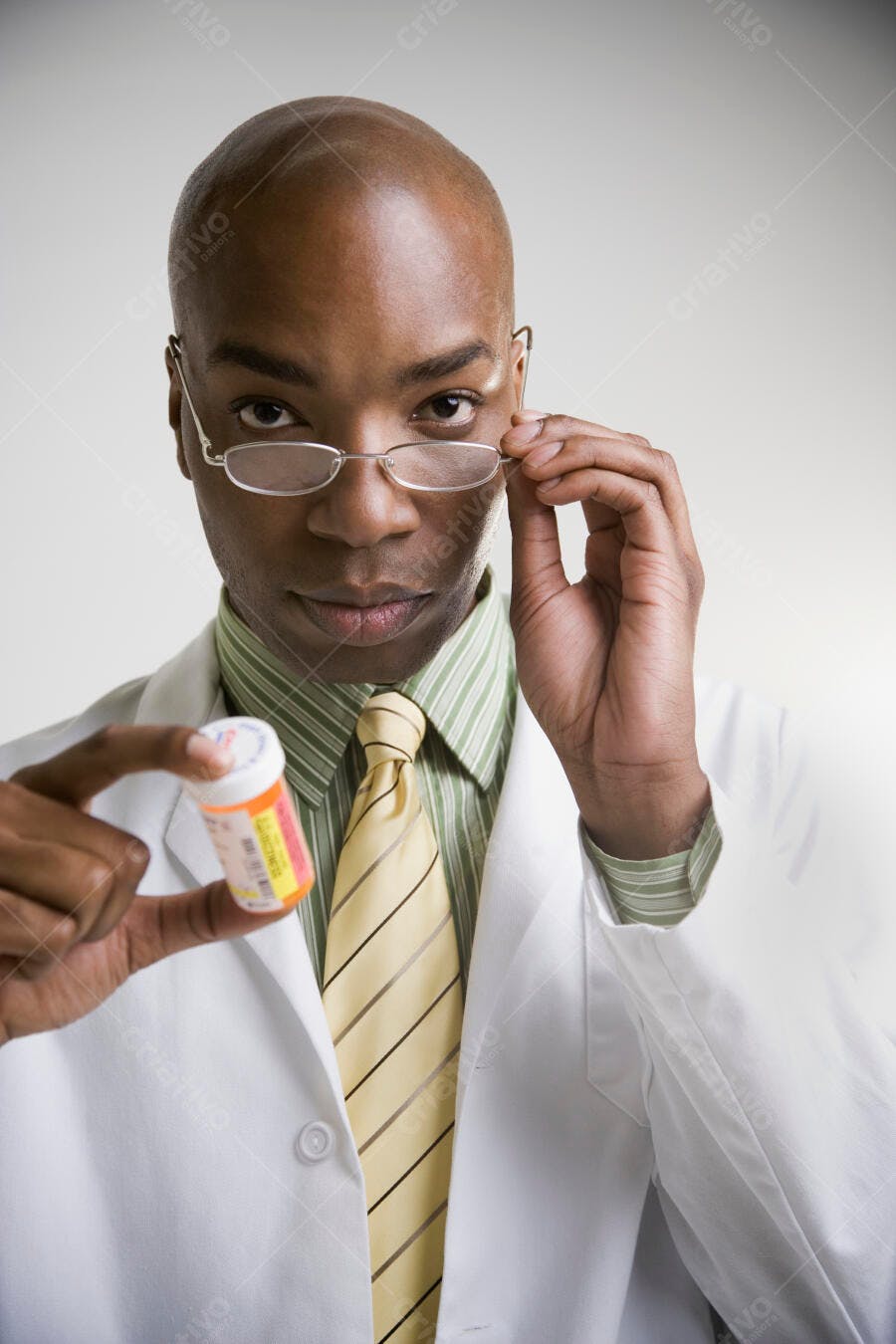 Farmacêutico afro-americano examinando remédio