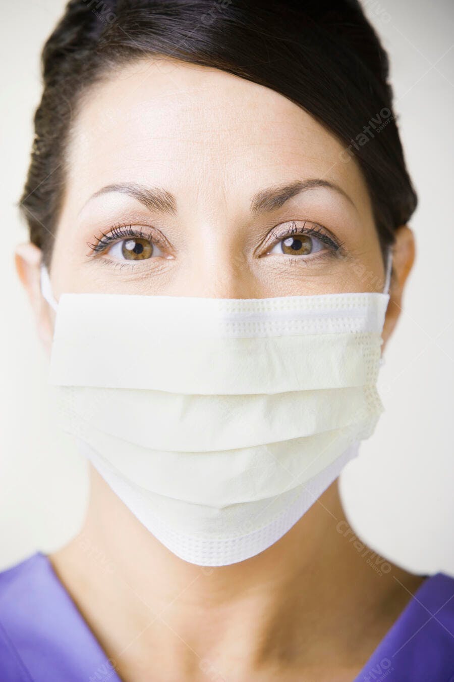 Profissional de saúde com máscara médica