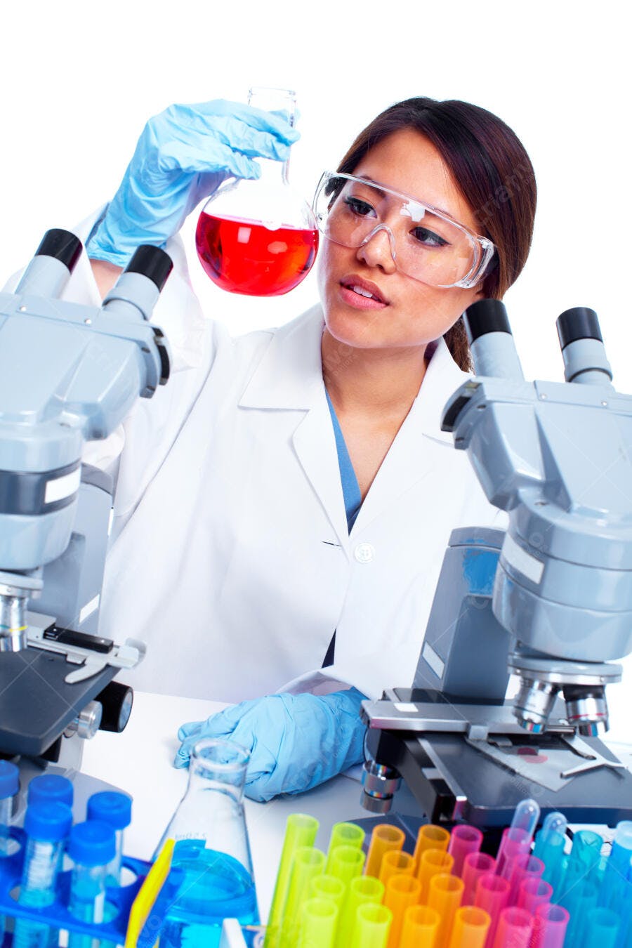Cientista asiática examinando líquido vermelho