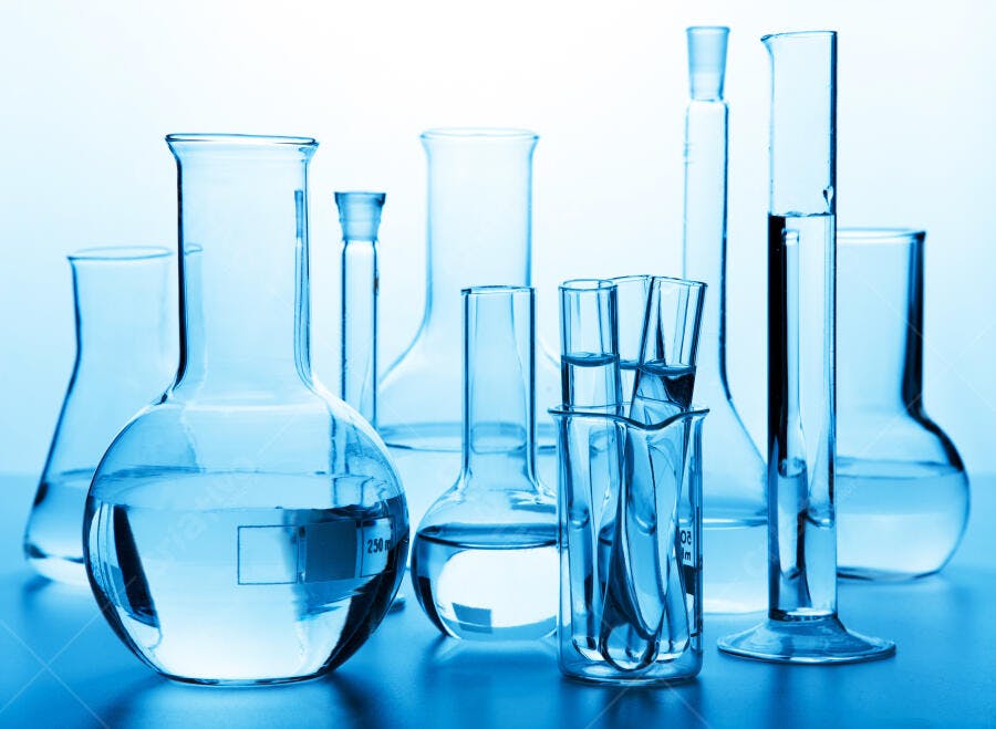 Vidraria de laboratório com líquidos azuis